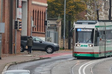 Stein auf fahrende Straßenbahn geworfen: Fahrer verletzt