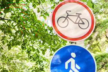 Radfahrer nutzt verbotenen Weg, stürzt kopfüber und stirbt