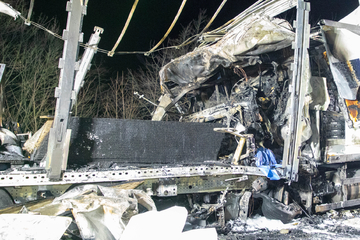 Unfall A7: Unfalltragödie auf A7: Lkw-Fahrer stirbt in Flammenhölle!