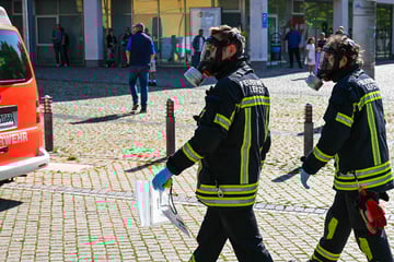 Leipzig: Gefahrgut-Einsatz: Unbekanntes, weißes Pulver beim Arbeitsamt entdeckt