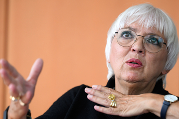 Erschreckende Attacke: Claudia Roth von Frau mit unbekannter Flüssigkeit übergossen!