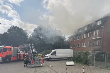 Hamburg: Brand in Mehrfamilienhaus: Einsatzkräfte löschen Feuer im Dachstuhl
