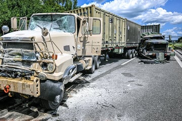 Unfall A6: Unfall mit Militär-Konvoi auf A6: Vier Menschen verletzt