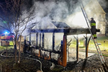 Brand-Serie setzt sich fort: Carport abgefackelt, 30.000 Euro Schaden