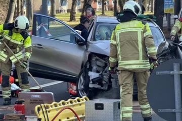 Schwerer Crash in Striesen: Renault prallt gegen Mast
