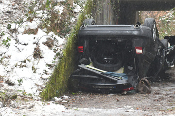 Tödliches Glatteis: Audi stürzt von Brücke - Senior (†64) stirbt