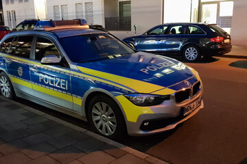 Randalierer flippt aus und greift Polizisten mit Messer an: Wohnhaus evakuiert