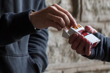 Wollte Geld und Zigaretten: 25-Jähriger bedroht Passanten mit Messer - Festnahme