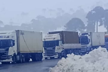 Heftige Schneefälle: Hunderte Trucker gestrandet, wichtige Straße völlig eingeschneit