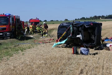 Auto überschlägt sich und landet auf Feld: Zwei Kinder unter den Verletzten