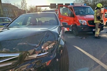 Crash mit Rettungswagen im Einsatz: Drei Verletzte in Tiergarten