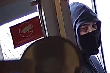 Angestellte bemerkt ihn, dann eskaliert Überfall auf Spielhalle - Wer kennt diesen Mann?
