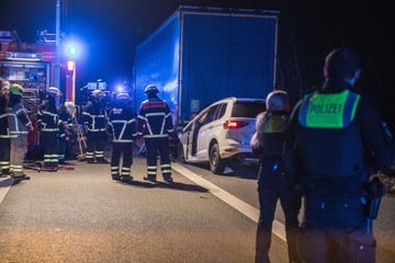 Unfall A1: Dramatischer Unfall auf A1: Auto kracht unter Lastwagen