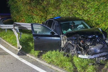 Unfall A6: Heftiger Unfall! BMW rast auf A6 in Verkehrsschild und durchbricht Leitplanken