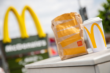 Gefährlicher Snack: Frau isst McDonald's-Burger – dan kun je hem in het Krankenhaus eten!