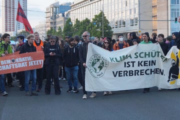 Leipzig: Lautstarke Unterstützung für die Letzte Generation: "Klima schützen ist kein Verbrechen"