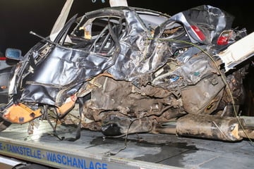 Heftiger Crash! BMW-Fahrer bricht Überholversuch ab, prallt gegen Baum