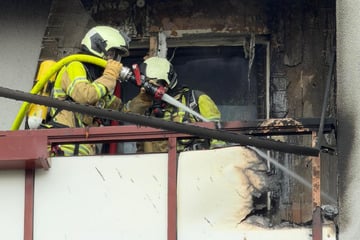Dresden: Völlig verkohlt: Feuerwehr löscht Balkon-Brand in Dresden