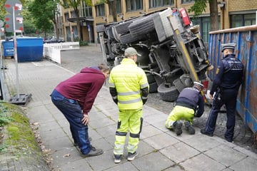 Stuttgart: Lkw in Stuttgart umgekippt: Bergungsarbeiten dauern an