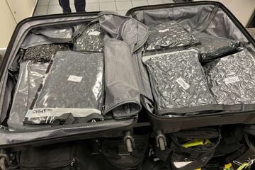 Tesla-Fahrer biegt verbotswidrig ab: Wenig später klicken die Handschellen