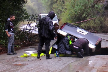 Unwetter über Urlaubsinsel: Autos weggespült, Brücken und Straßen zerstört, Hirte getötet
