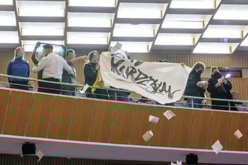 Aktivisten stören Stadtrat: Plötzlich fallen Flugblätter von der Tribüne