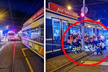 München: Tram entgleist: Feuerwehr zeigt vollen Körpereinsatz