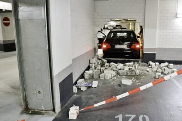 Spektakulärer Unfall: E-Klasse kracht durch Mauer