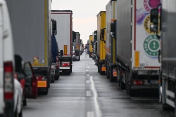 Schwerer Unfall mit Lkw auf A4: Bis zu 15 Kilometer Rückstau