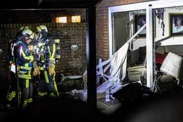 Heftige Explosion in Wohnhaus, Bewohner in Lebensgefahr