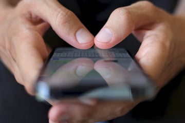 Frau fällt auf KI-Schauspieler rein - und verliert viel Geld