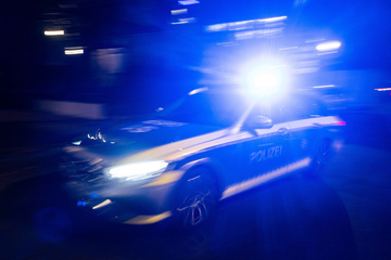 Streifenwagen und VW krachen zusammen: Junger Autofahrer und Polizisten verletzt