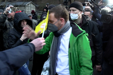 Chemnitz: Besuch Kretschmers in Frankenberg von Protest begleitet