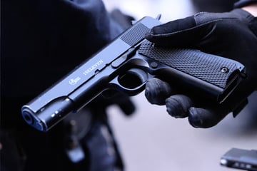 Männer sollen 20-Jährigen in Bürgerpark mit Schusswaffe bedroht haben: Wer hat etwas gesehen?