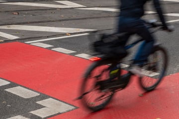 Dreister Radfahrer bestiehlt Rentner: 87-Jähriger landet im Krankenhaus