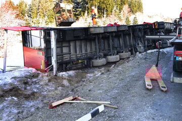 Bundesstraße nach Glätte-Unfall in Sachsen voll gesperrt: Laster kippt um