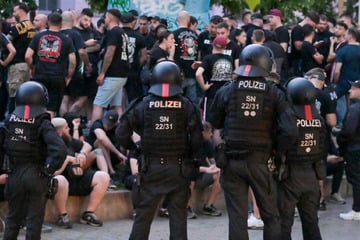 Leipzig: Fan-Chaos in Leipzig! Mehr als 300 Hooligans prügeln aufeinander ein und gehen auf Polizei los