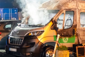 Leipzig: Feuerwehreinsatz bei Leipziger Klub: DHfK-Kleinbus geht in Flammen auf