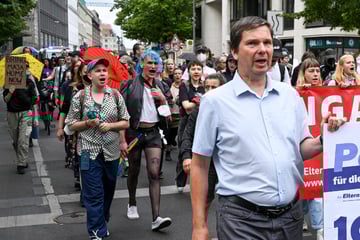 Maja seit 33 Tagen im Hungerstreik: Warum Vater 300 Kilometer zu Fuß nach Berlin läuft