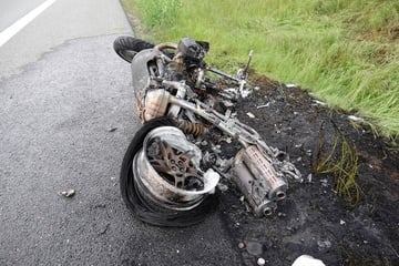 Chemnitz: Feuerwehreinsatz auf B174 bei Chemnitz: Motorrad abgebrannt