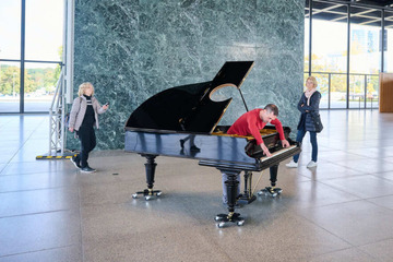 Berlin: Huch! Warum rollt denn hier ein Klavier durch die Neue Nationalgalerie in Berlin?