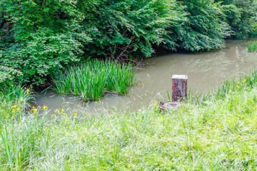 Durchsuchungen nach Fund von eingehüllter Leiche in Teich