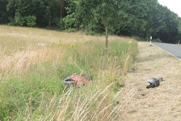 Im Graben gelandet: Motorradfahrer nach Unfall schwer verletzt
