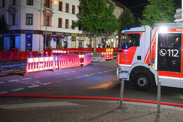 Leipzig: Dichter Rauch dringt aus Leipziger Innenhof: Baustelle erschwert Feuerwehr den Einsatz