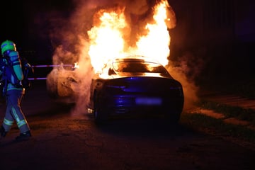 Chemnitz: Mercedes in Flammen! Auto auf Chemnitzer Sonnenberg abgefackelt