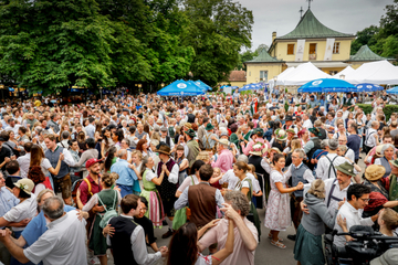 München: Kocherlball im Englischen Garten: Tausende tanzen im Morgengrauen