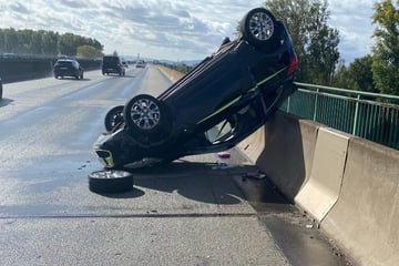Unfall A6: Beinahe-Katastrophe: Auto überschlägt sich auf A6-Rheinbrücke