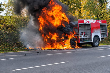 Auf Weg nach Sachsen: Feuerwehrauto fängt in Thüringen an zu brennen