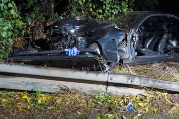 Mann fährt über Böschung: Wagen völlig demoliert, Autofahrer schwer verletzt