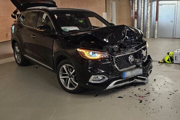 Unfall in Chemnitz: Autofahrer kracht gegen Parkhauswand, 23.000 Euro Schaden